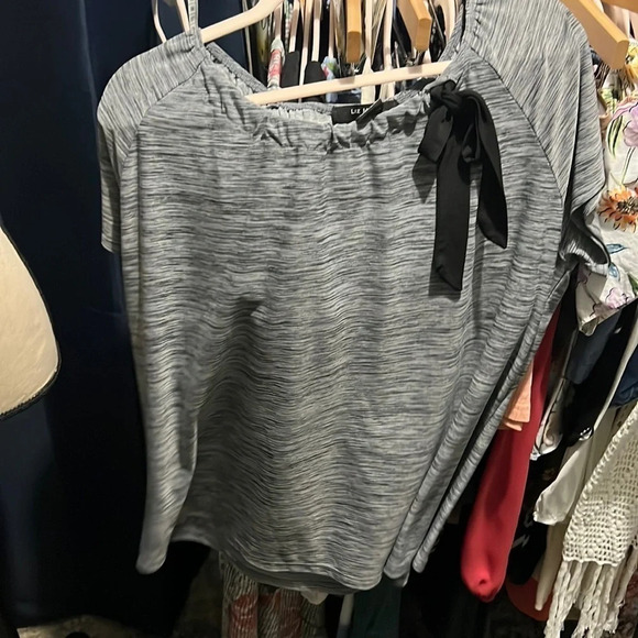 LIZ McCoy Black/ Grey Top with bow accent - Picture 1 of 3